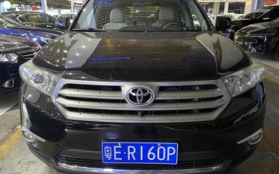 Полный экстерьер Toyota Highlander 2013, подержанный внедорожник на продажу, бензин, 4WD, семейный тип кузова. Узнайте цену, характеристики и обзоры этого автомобиля б/у.