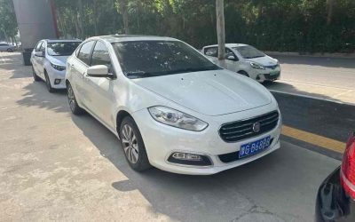 Полный экстерьер седана Fiat Viaggio 2014, подержанный автомобиль из Китая на продажу, с ценой, обзором и бензиновыми характеристиками.
