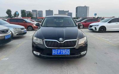 Общий вид седана Skoda Superb 2014, подержанный автомобиль на продажу в Китае, обзор спецификаций и цены, 2WD, бензин.