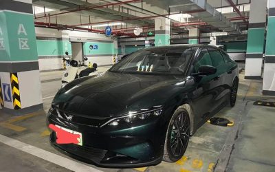 Общий вид BYD Han 2023, китайский подержанный электрический седан на продажу, демонстрирующий экстерьер, характеристики и цену.