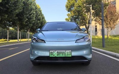 Общий вид Neta V 2022, китайский подержанный электрический хэтчбек на продажу, демонстрирующий экстерьер, характеристики и цену.