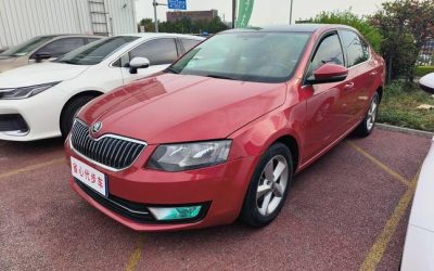 Обзор Skoda Octavia 2015, китайский подержанный седан на продажу, с акцентом на экстерьер, технические характеристики и цену.