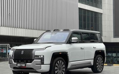 Передний угол Yangwang U8 2024, китайский подержанный внедорожник с 4WD и гибридным топливом, демонстрирует характеристики, цену и обзор авто.