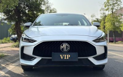 Передний угол MG 5 2022, китайский подержанный седан с 2WD и бензиновым двигателем, демонстрирует характеристики, цену и обзор авто.