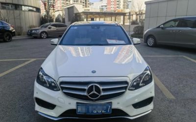 Угловой экстерьер вторичного Mercedes-Benz E-Class 2015 седана, авто из Китая на продажу, с бензиновыми характеристиками, 2WD и ценой для обзора.