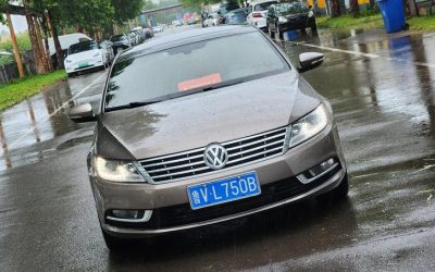 Полный вид подержанного FAW-Volkswagen CC 2013 седана, авто из Китая на продажу, с бензиновыми характеристиками, 2WD и ценой.