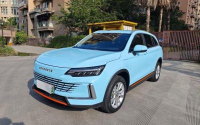 Угловой экстерьер вторичного Skyworth HT-i 2023 внедорожника, китайский подержанный автомобиль на продажу, с гибридными характеристиками, 4WD и ценой для обзора.