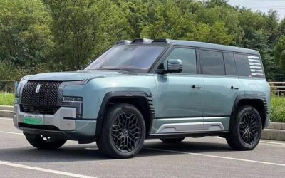 Полный вид подержанного Yangwang U8 2024 внедорожника, китайский подержанный автомобиль с плагин-гибридным 4WD, на продажу с характеристиками, ценой и отзывами.