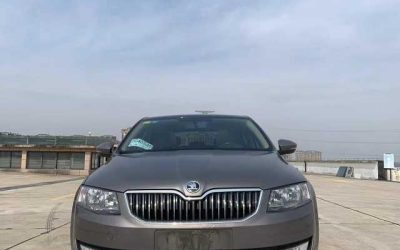 Угловой экстерьер вторичного Skoda Octavia 2016 седана, авто из Китая на продажу, с бензиновыми характеристиками, 2WD и ценой для обзора.