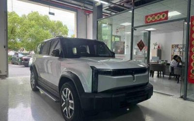 Полный вид подержанного Chery iCAR 03 2024 внедорожника, китайский подержанный автомобиль с электрическим 4WD, на продажу с характеристиками, ценой и отзывами.