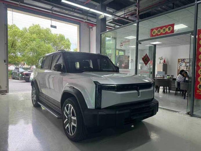 Полный вид подержанного Chery iCAR 03 2024 внедорожника, китайский подержанный автомобиль с электрическим 4WD, на продажу с характеристиками, ценой и отзывами.