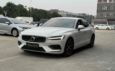 Полный экстерьер Volvo S60 2020, бензинового седана, подержанного автомобиля на продажу, с характеристиками, ценой и возможностью покупки в Китае.