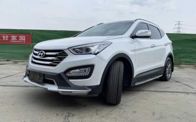 Полный обзор Hyundai Santa Fe 2015, подержанный автомобиль, с характеристиками, ценой и приводом 4WD.