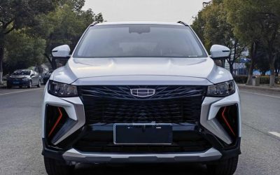 Угловой вид Geely Boyue 2022, китайского подержанного авто на продажу, с характеристиками, ценой и бензиновым типом топлива для покупателей.