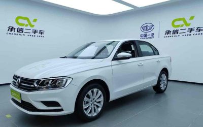Угловой вид Volkswagen Bora 2021, подержанного авто на продажу, с характеристиками, ценой и бензиновым типом топлива для покупателей.