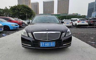 Угловой вид Mercedes-Benz E-Class 2012, подержанного авто на продажу, с характеристиками, ценой и бензиновым типом топлива для покупателей.