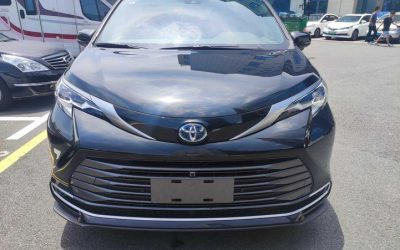 Угловой вид Toyota Sienna 2023, подержанного авто на продажу, с характеристиками, ценой и гибридным типом топлива для покупателей.