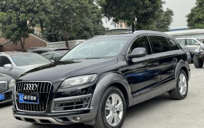 Угловой вид Audi Q7 2012, подержанного авто на продажу, с характеристиками, ценой и бензиновым типом топлива для покупателей.