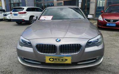 Угловой вид BMW 5 Series 2013, подержанного авто на продажу, с характеристиками, ценой и бензиновым типом топлива для покупателей.