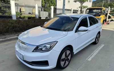 Передний экстерьер 2021 Dongfeng Aeolus E70, китайский б/у седан на продажу, с электрическим двигателем, 2WD, характеристиками и ценой в Китае.