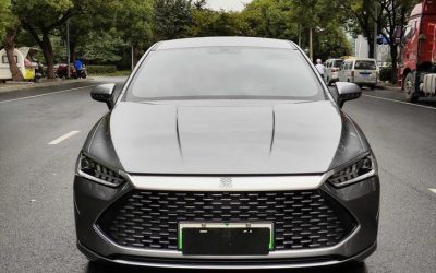 Задний вид BYD Qin PLUS 2023 года, подержанный автомобиль, седан, на продажу в Китае, технические характеристики, цена, обзор, 2WD, подключаемый гибрид, китайский подержанный автомобиль, купить авто.