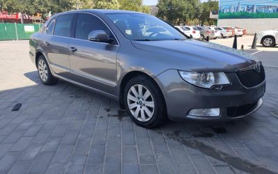 Общий вид Skoda Superb 2013 года, подержанный автомобиль, седан, на продажу в Китае, технические характеристики, цена, обзор, 2WD, бензин, китайский автомобиль с пробегом, второй владелец, купить авто.