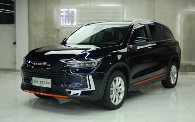 Угловой вид Skyworth HT-i 2024, китайского подержанного авто на продажу, с характеристиками, ценой и гибридным типом топлива для покупателей.