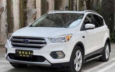 Полный обзор экстерьера подержанного Ford Kuga 2017 внедорожника, бензинового автомобиля б/у на продажу, подчеркивает дизайн и цену.