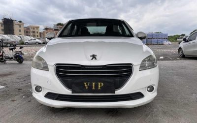 Передний экстерьер подержанного Peugeot 301 2014 седана, бензинового авто на продажу, с характеристиками и ценой.