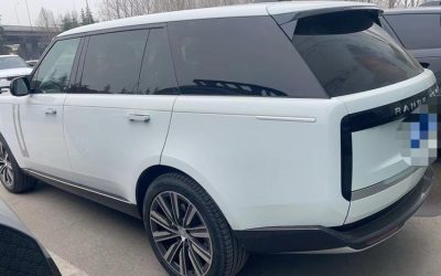Передний вид внедорожника Land Rover Range Rover 2022 года, автомобиль с пробегом на продажу, с характеристиками, ценой и обзором, бензин, 4WD.