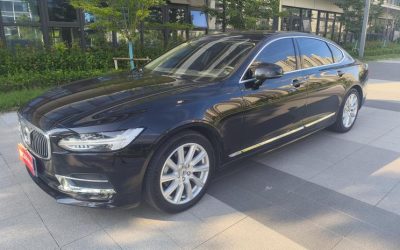 Вид сбоку седана Volvo S90 2020 года, подержанный автомобиль на продажу, с характеристиками, ценой и обзором б/у авто, бензин, 2WD.