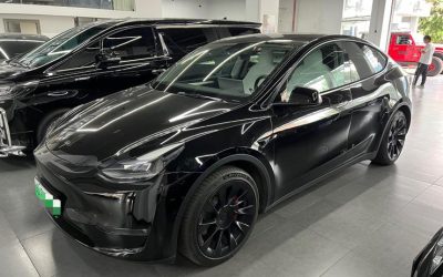 Общий вид подержанного автомобиля Tesla Model Y 2022, электрический внедорожник, с экстерьером и характеристиками в Китае.