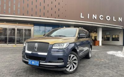Общий вид подержанного автомобиля Lincoln Navigator 2022, бензиновый внедорожник, с экстерьером и характеристиками.