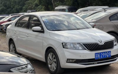 Общий вид подержанного автомобиля Skoda Rapid 2017, бензиновый седан, с экстерьером и характеристиками для продажи.