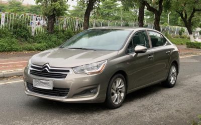Полный обзор экстерьера подержанного Citroen C4L 2014 седана, бензинового автомобиля б/у на продажу, подчеркивает дизайн и цену.