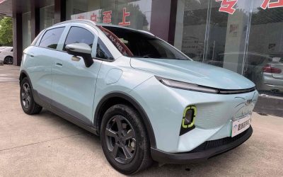 Полный обзор экстерьера подержанного Geely Geometry E Firefly 2022 внедорожника, электрического китайского автомобиля б/у на продажу в Китае, подчеркивает дизайн и цену.