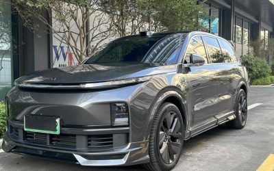 Общий вид подержанного автомобиля LI L9 2023, гибридный внедорожник, с экстерьером и характеристиками в Китае.
