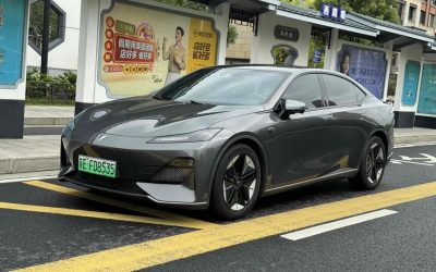 Полный обзор экстерьера подержанного Deepal SL03 2023 седана, электрического китайского автомобиля б/у на продажу в Китае, подчеркивает дизайн и цену.