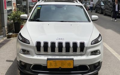 Полный экстерьер подержанного внедорожника Jeep Cherokee 2018 для продажи, детализирующий характеристики, цену и привод 2WD/4WD в обзоре подержанного автомобиля.