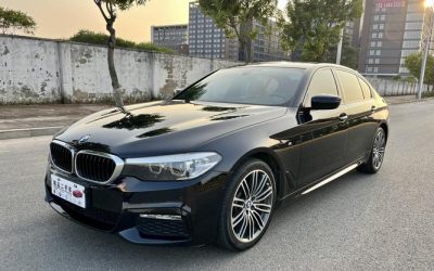 Полный экстерьер подержанного седана BMW 5 Series 2018 года на продажу, с деталями характеристик, цены и 2WD/4WD в обзоре подержанного автомобиля.