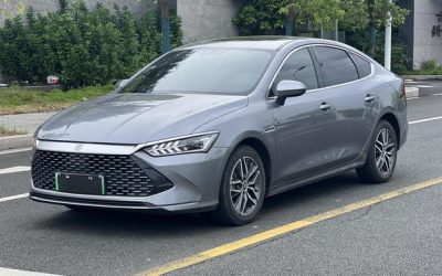 Полный экстерьер подержанного седана BYD Qin PLUS 2023 года на продажу в Китае, с деталями характеристик, цены и 2WD в обзоре китайского подержанного автомобиля.