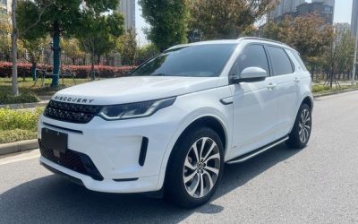 Полный экстерьер подержанного внедорожника Land Rover Discovery Sport 2021 года на продажу, с деталями характеристик, цены и 2WD/4WD в обзоре подержанного автомобиля.