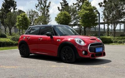 Полный экстерьер подержанного хэтчбека MINI 2017 года на продажу, с деталями характеристик, цены и 2WD в обзоре подержанного автомобиля.
