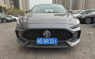 Общий вид подержанного седана MG 5 2021 года на продажу, с акцентом на характеристики, цену и тип привода в обзоре подержанного автомобиля.