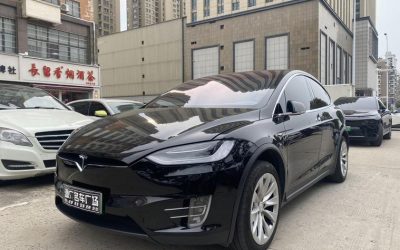 Полный экстерьер подержанного внедорожника Tesla Model X 2020 года на продажу, с деталями характеристик, цены и 4WD в обзоре подержанного автомобиля.