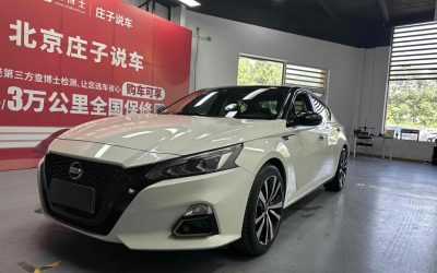 Полный экстерьер подержанного седана Nissan Altima 2020 года на продажу, с деталями характеристик, цены и 2WD в обзоре подержанного автомобиля.