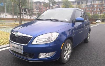 Полный экстерьер подержанного хэтчбека Skoda Fabia 2012 для продажи, детализирующий характеристики, цену и привод 2WD в обзоре подержанного автомобиля.