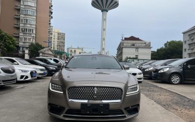 Полный экстерьер подержанного седана Lincoln Continental 2020 для продажи, детализирующий характеристики, цену и привод 2WD в обзоре подержанного автомобиля.