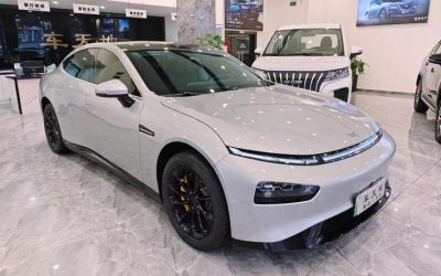 Полный экстерьер подержанного седана Xpeng P7 2022 для продажи в Китае, детализирующий электрические характеристики, цену и привод 2WD/4WD в китайском обзоре подержанного автомобиля.