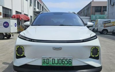 Полный экстерьер подержанного хэтчбека Geely Geometry E Firefly 2023 для продажи в Китае, детализирующий электрические характеристики, цену и привод 2WD в китайском обзоре подержанного автомобиля.